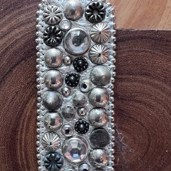 Long, seashell, jeweled, silver belt. - Picture 7 of 10